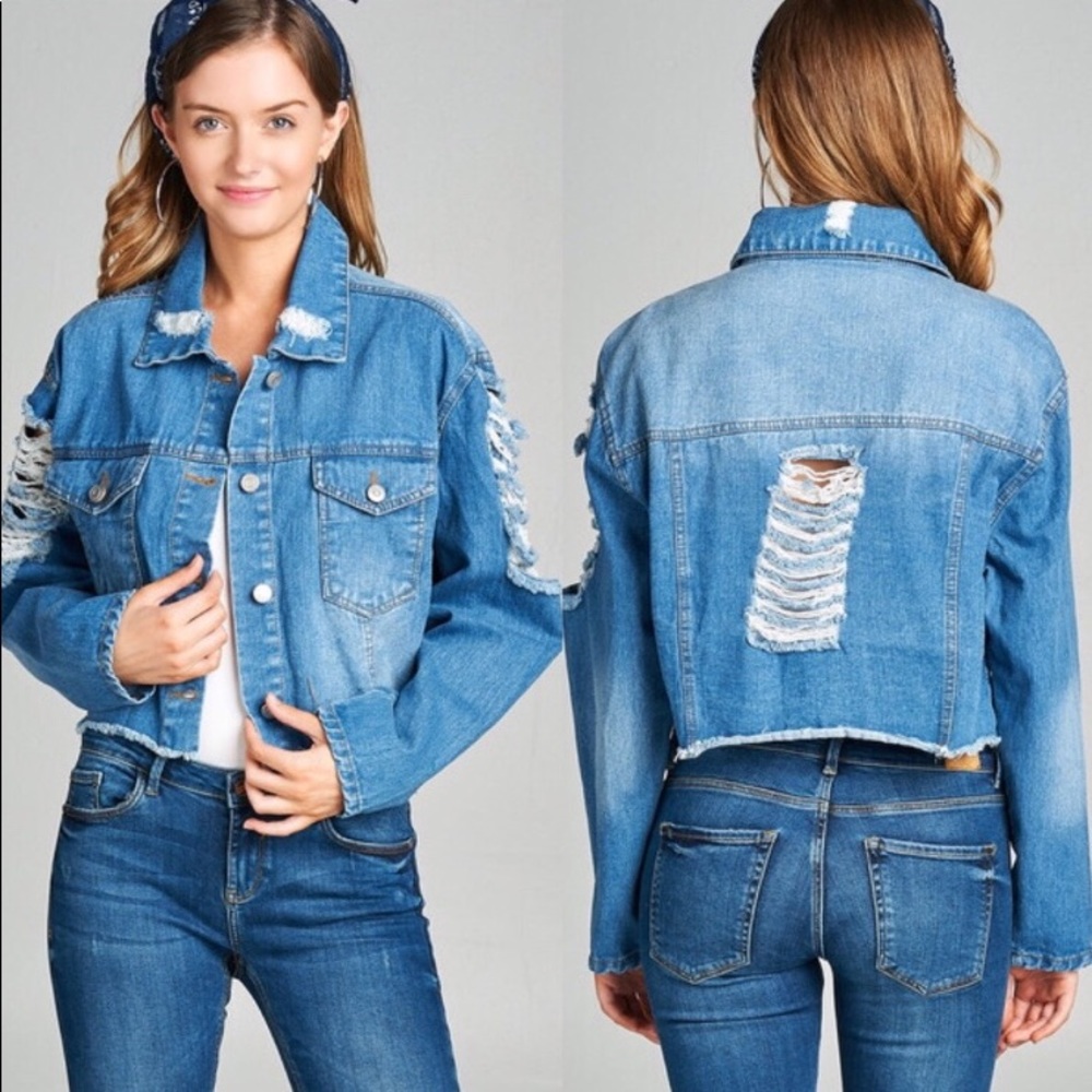CLEARANCE ITEM!!! 😮😮Distressed jean jacket
